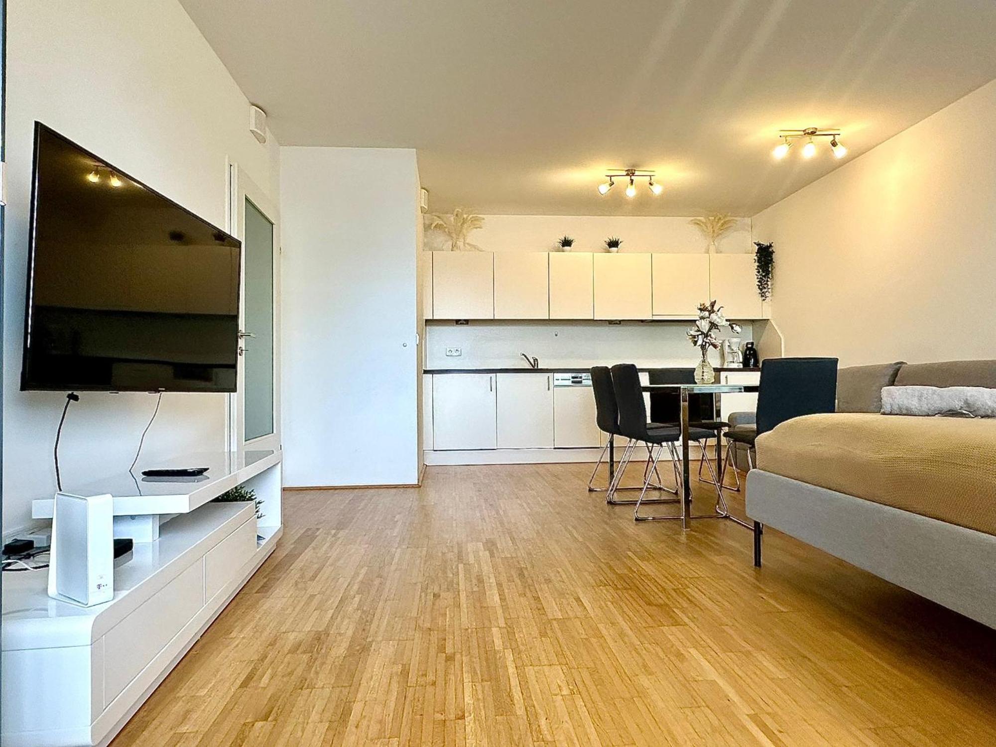 High Rise, Netflix, 2 Min To Main Station Apartment Vienna Exterior photo